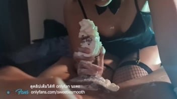 18 tahun klip porno thailand asli penis manis karena krim kocok gadis thailand menuangkan krim kocok pada penisnya menangkap layang-layang. Sangat lezat. Itu harus meledak di mulut.