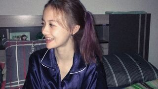 Gadis Thailand Menelanjangi Kaki M Masturbasi