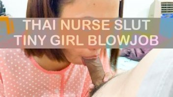 Klip Suara Thailand 4K Perawat gadis kecil seksi Duduk dan Menghisap Penis untuk Pacar di tempat tidur Mokkadoom pergi ke tengah pesawat. Ambil seteguk besar jus layang-layang dan hisap dengan keras.