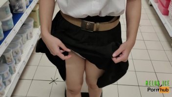 Video porno Thailand Melon Ice in vivo ejakulasi di mal datang dengan mengenakan seragam siswa yang cantik, memamerkan vaginanya yang bercabang, dia pasti terlihat terangsang.